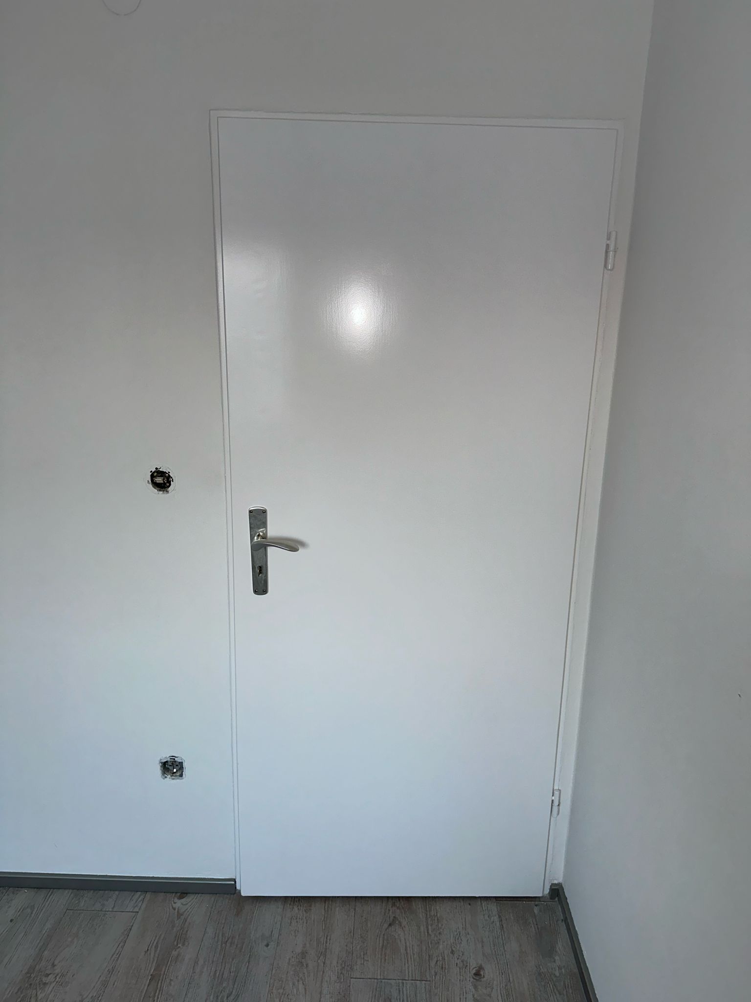 Frisch lackierte Eingangstür, Ingolstadt