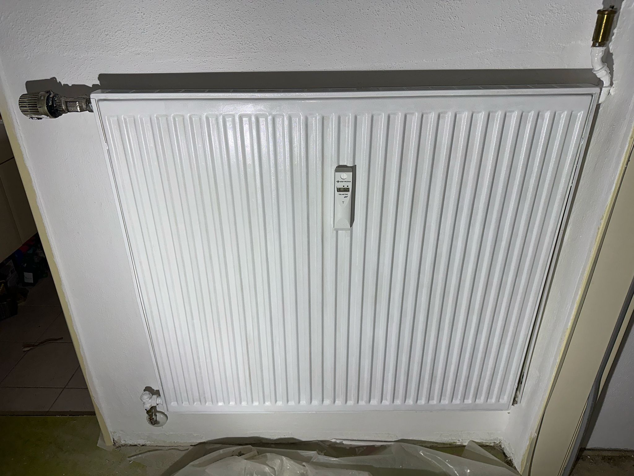 Frisch lackierter Heizkörper in Weiß, Ingolstadt